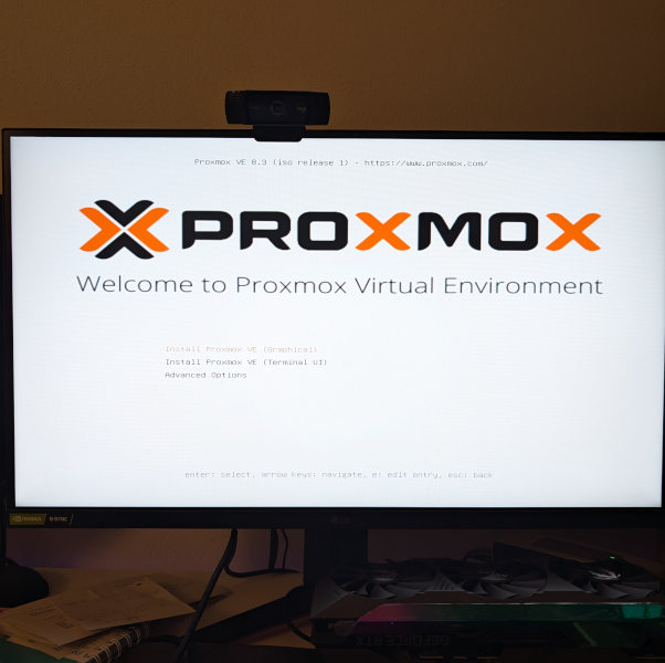 Proxmox VE Bootmenü mit Installationsoption