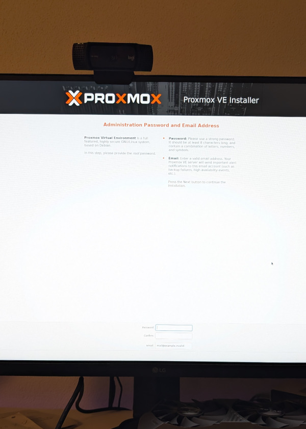 Proxmox Passwort-Einrichtung: Felder für root-Passwort und E-Mail
