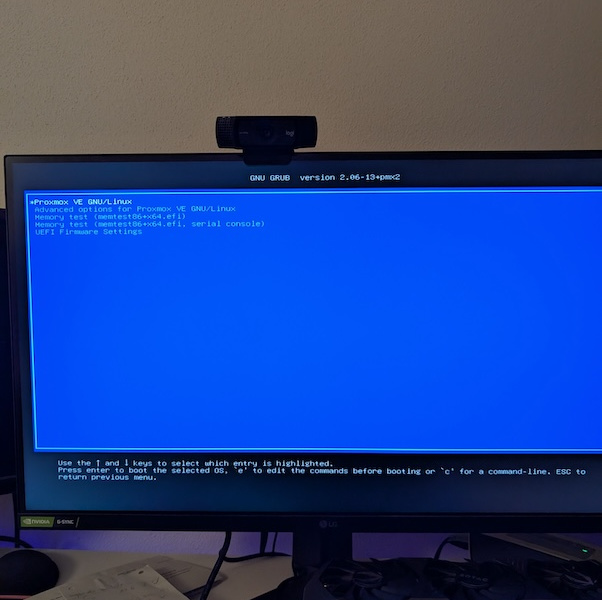 GRUB-Bootmenü mit Proxmox VE als Standardeintrag