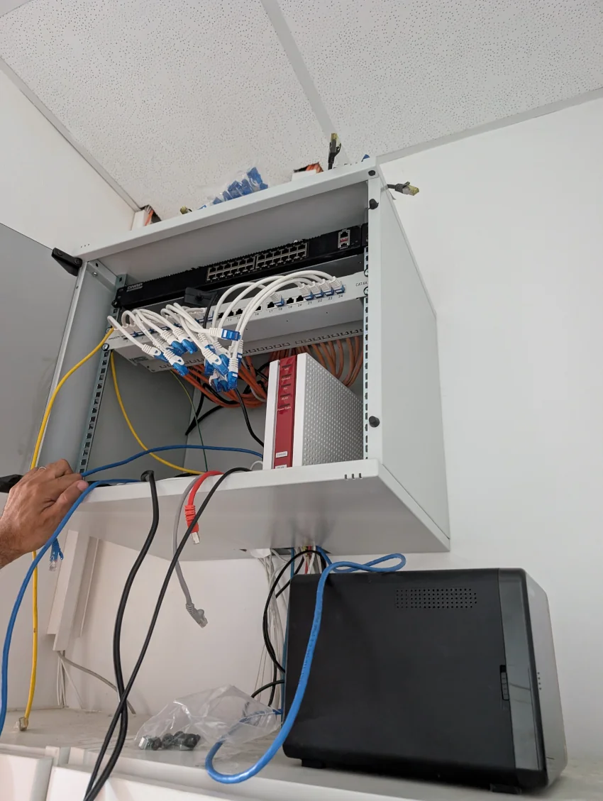 Netzwerkschrank mit QNAP Switch und TS-464 Verkabelung